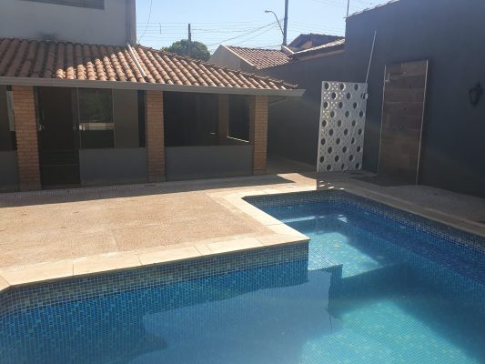 Atras com piscina lateral Sobrado